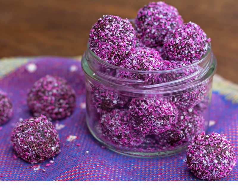 χριστουγεννιάτικα τρουφάκια με χουρμάδες χριστουγεννιάτικα τρουφάκια με χουρμάδες